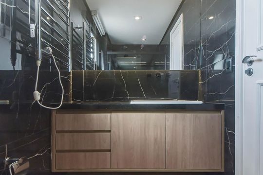 Comprar apartamento com varanda, quintal, 2 quartos e academia no condomínio. — Banheiro da Suíte 2