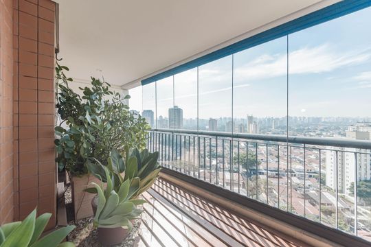 Comprar apartamento com varanda, quintal, 2 quartos e academia no condomínio. — Varanda - Piscina