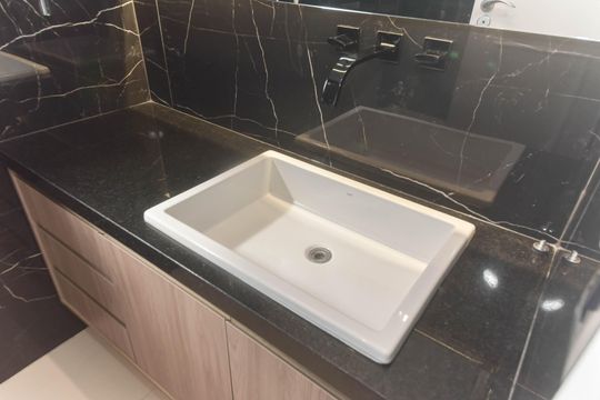Comprar apartamento com varanda, quintal, 2 quartos e academia no condomínio. — Banheiro da Suíte 2