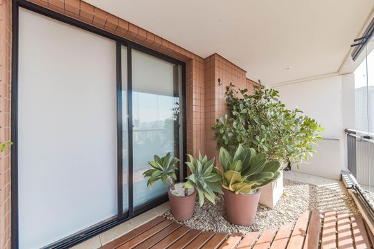 Comprar apartamento com varanda, quintal, 2 quartos e academia no condomínio. — Varanda - Piscina