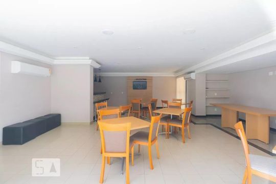Comprar apartamento com varanda, quintal, 2 quartos e academia no condomínio. — Area Comum