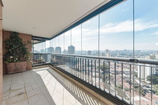 Comprar apartamento com varanda, quintal, 2 quartos e academia no condomínio. — Varanda - Piscina