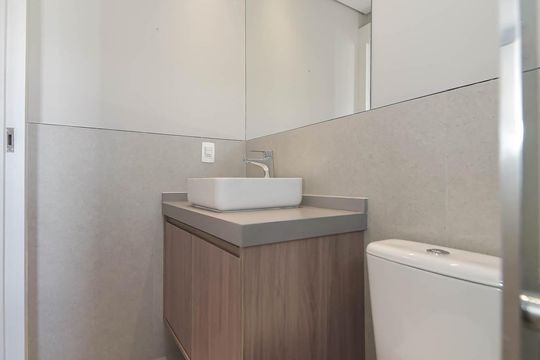 Comprar apartamento com varanda, quintal, 2 quartos e academia no condomínio. — Banheiro da Suíte 1