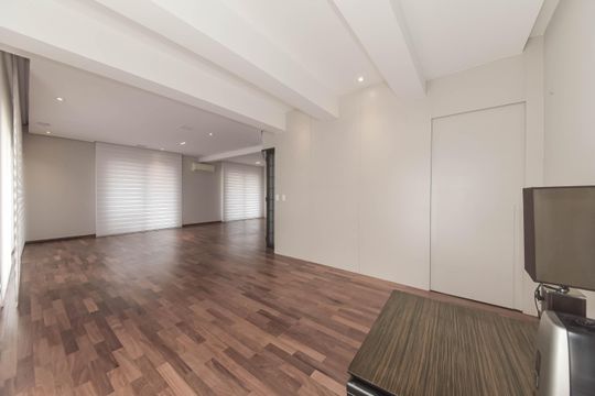 Comprar apartamento com varanda, quintal, 2 quartos e academia no condomínio. — Sala