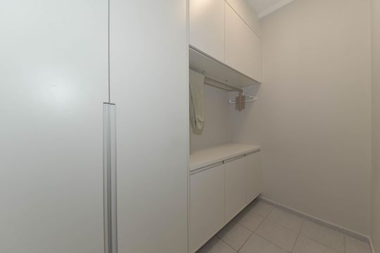 Comprar apartamento com varanda, quintal, 2 quartos e academia no condomínio. — Area de Serviço