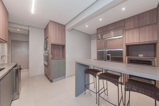 Comprar apartamento com varanda, quintal, 2 quartos e academia no condomínio. — Cozinha