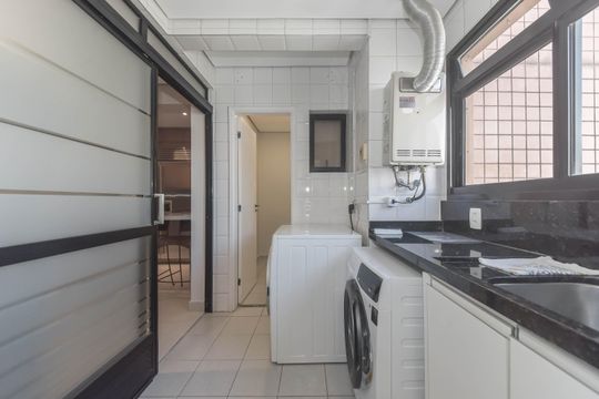 Comprar apartamento com varanda, quintal, 2 quartos e academia no condomínio. — Area de Serviço