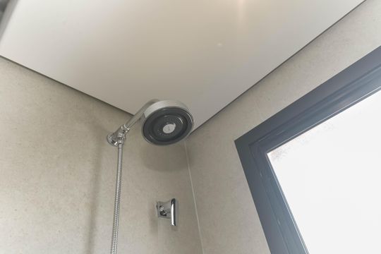 Comprar apartamento com varanda, quintal, 2 quartos e academia no condomínio. — Banheiro da Suíte 1