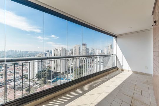 Comprar apartamento com varanda, quintal, 2 quartos e academia no condomínio. — Varanda - Piscina
