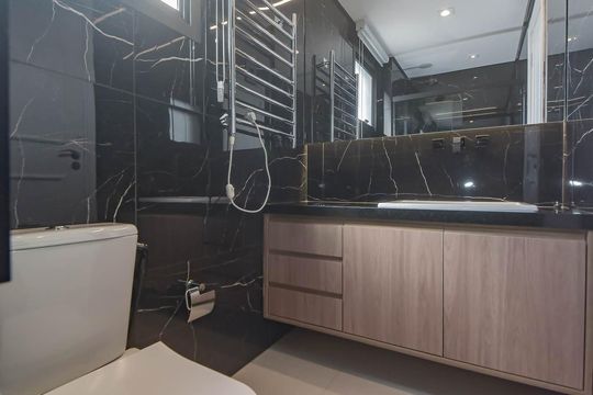 Comprar apartamento com varanda, quintal, 2 quartos e academia no condomínio. — Banheiro da Suíte 2
