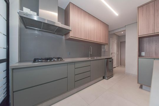 Comprar apartamento com varanda, quintal, 2 quartos e academia no condomínio. — Cozinha