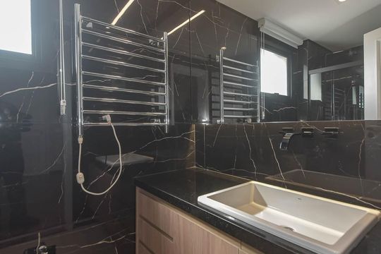 Comprar apartamento com varanda, quintal, 2 quartos e academia no condomínio. — Banheiro da Suíte 2