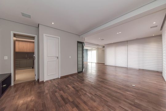Comprar apartamento com varanda, quintal, 2 quartos e academia no condomínio. — Sala