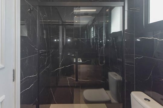 Comprar apartamento com varanda, quintal, 2 quartos e academia no condomínio. — Banheiro da Suíte 2