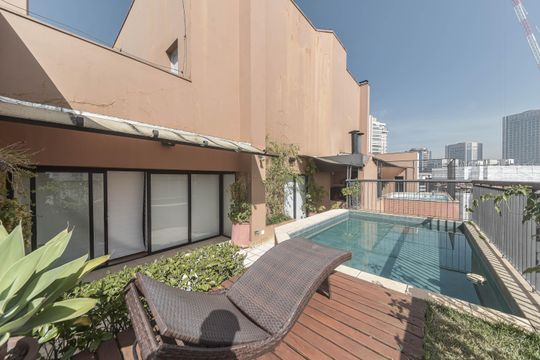 Comprar apartamento com varanda, quintal, 2 quartos e academia no condomínio. — Varanda - Piscina