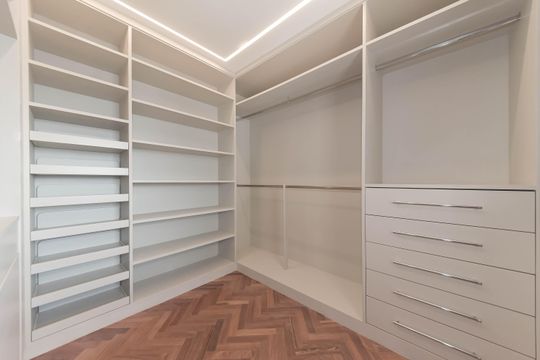 Comprar apartamento com varanda, quintal, 2 quartos e academia no condomínio. — Suite 2 - Closet