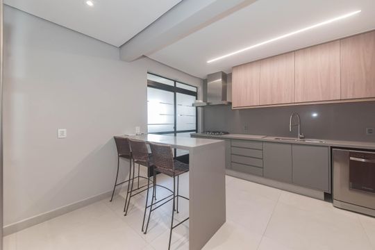 Comprar apartamento com varanda, quintal, 2 quartos e academia no condomínio. — Cozinha