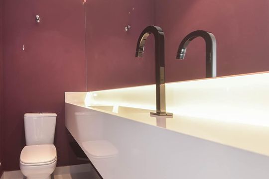 Comprar apartamento com varanda, quintal, 2 quartos e academia no condomínio. — Lavabo