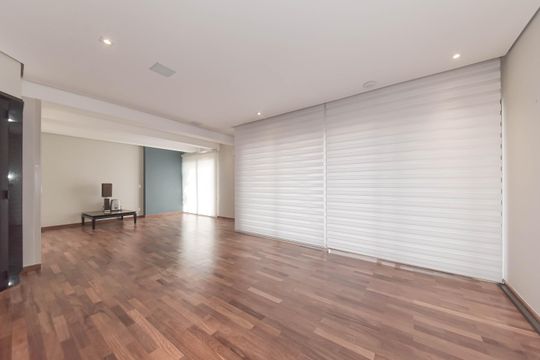 Comprar apartamento com varanda, quintal, 2 quartos e academia no condomínio. — Sala