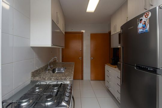 Para comprar apartamento mobiliado na Vila Ipojuca, com 2 quartos e varanda. Piscina no condomínio. — Cozinha