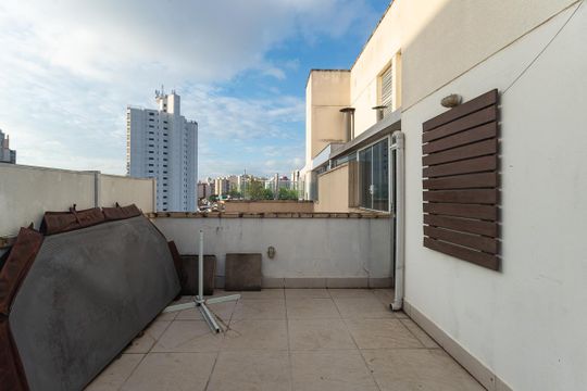 Para comprar apartamento mobiliado na Vila Ipojuca, com 2 quartos e varanda. Piscina no condomínio. — Cobertura