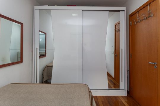 Para comprar apartamento mobiliado na Vila Ipojuca, com 2 quartos e varanda. Piscina no condomínio. — Quarto 2