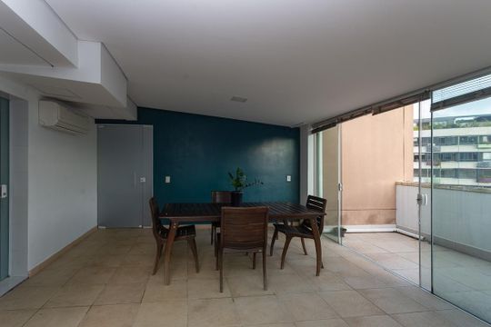 Para comprar apartamento mobiliado na Vila Ipojuca, com 2 quartos e varanda. Piscina no condomínio. — Cobertura