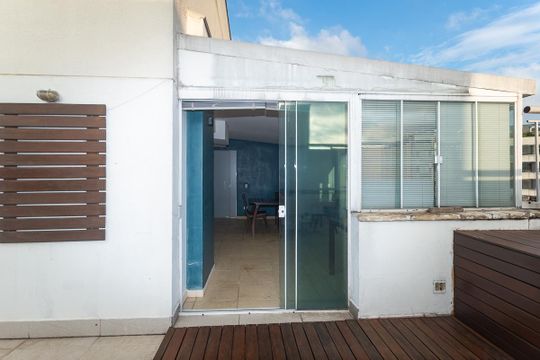 Para comprar apartamento mobiliado na Vila Ipojuca, com 2 quartos e varanda. Piscina no condomínio. — Cobertura