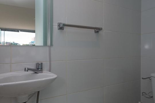 Para comprar apartamento mobiliado na Vila Ipojuca, com 2 quartos e varanda. Piscina no condomínio. — Lavabo da Cobertura