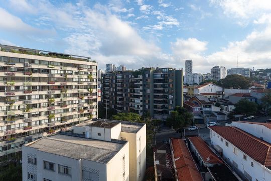 Para comprar apartamento mobiliado na Vila Ipojuca, com 2 quartos e varanda. Piscina no condomínio. — Vista