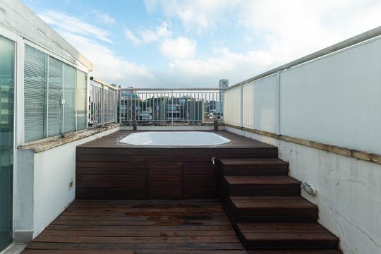 Para comprar apartamento mobiliado na Vila Ipojuca, com 2 quartos e varanda. Piscina no condomínio. — Jacuzzi