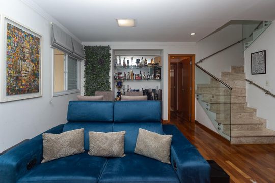 Para comprar apartamento mobiliado na Vila Ipojuca, com 2 quartos e varanda. Piscina no condomínio. — Sala