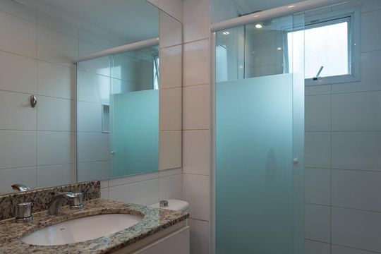 Para comprar apartamento mobiliado na Vila Ipojuca, com 2 quartos e varanda. Piscina no condomínio. — Banheiro Social