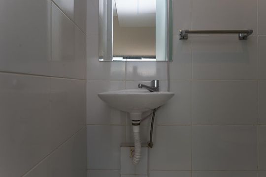 Para comprar apartamento mobiliado na Vila Ipojuca, com 2 quartos e varanda. Piscina no condomínio. — Lavabo da Cobertura