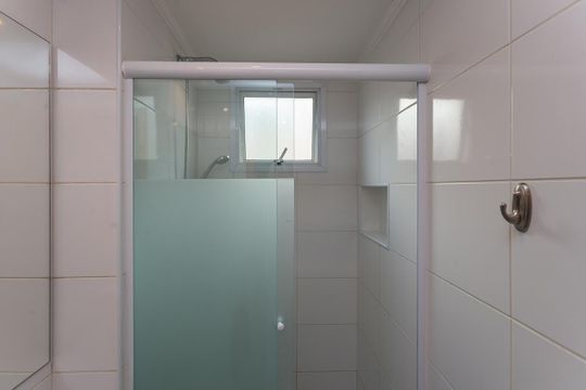 Para comprar apartamento mobiliado na Vila Ipojuca, com 2 quartos e varanda. Piscina no condomínio. — Banheiro Social