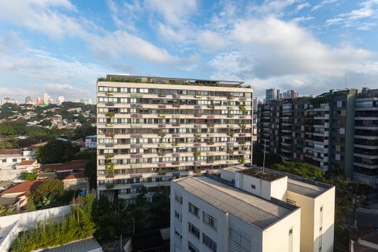 Para comprar apartamento mobiliado na Vila Ipojuca, com 2 quartos e varanda. Piscina no condomínio. — Vista
