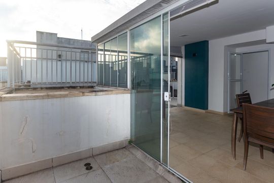 Para comprar apartamento mobiliado na Vila Ipojuca, com 2 quartos e varanda. Piscina no condomínio. — Cobertura