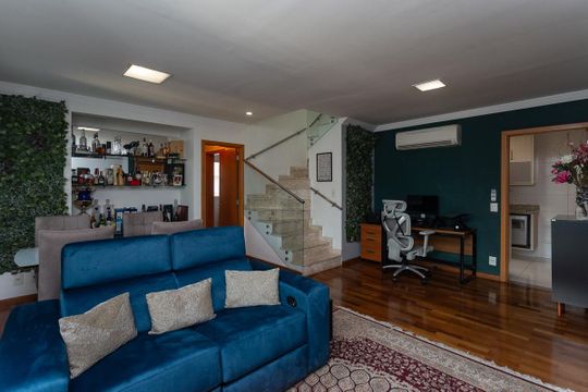 Para comprar apartamento mobiliado na Vila Ipojuca, com 2 quartos e varanda. Piscina no condomínio. — Sala