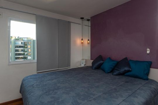 Para comprar apartamento mobiliado na Vila Ipojuca, com 2 quartos e varanda. Piscina no condomínio. — Suíte