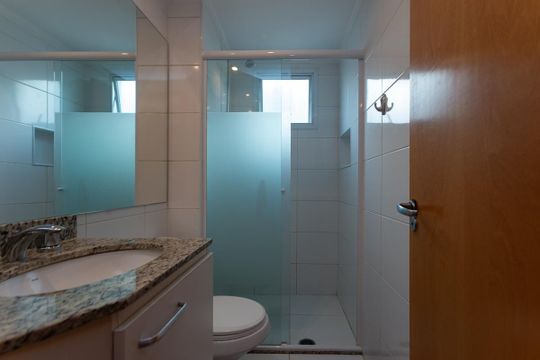 Para comprar apartamento mobiliado na Vila Ipojuca, com 2 quartos e varanda. Piscina no condomínio. — Banheiro Social