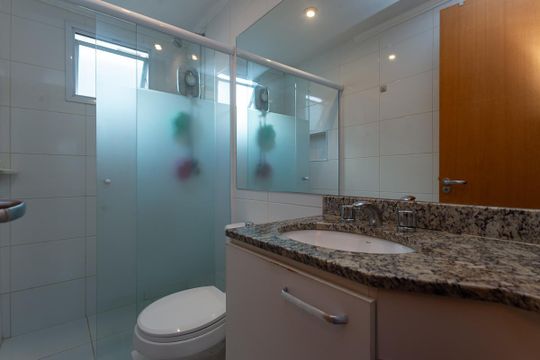 Para comprar apartamento mobiliado na Vila Ipojuca, com 2 quartos e varanda. Piscina no condomínio. — Banheiro da Suíte