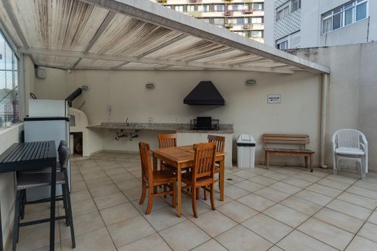 Para comprar apartamento mobiliado na Vila Ipojuca, com 2 quartos e varanda. Piscina no condomínio. — Área Comum