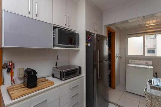 Para comprar apartamento mobiliado na Vila Ipojuca, com 2 quartos e varanda. Piscina no condomínio. — Cozinha