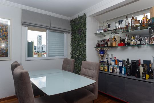Para comprar apartamento mobiliado na Vila Ipojuca, com 2 quartos e varanda. Piscina no condomínio. — Sala