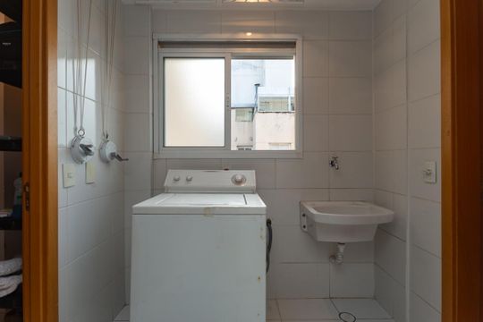 Para comprar apartamento mobiliado na Vila Ipojuca, com 2 quartos e varanda. Piscina no condomínio. — Área de Serviço