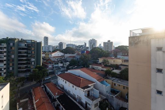Para comprar apartamento mobiliado na Vila Ipojuca, com 2 quartos e varanda. Piscina no condomínio. — Vista