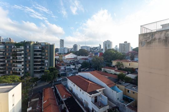 Para comprar apartamento mobiliado na Vila Ipojuca, com 2 quartos e varanda. Piscina no condomínio. — Vista da Suíte
