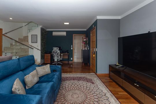Para comprar apartamento mobiliado na Vila Ipojuca, com 2 quartos e varanda. Piscina no condomínio. — Sala