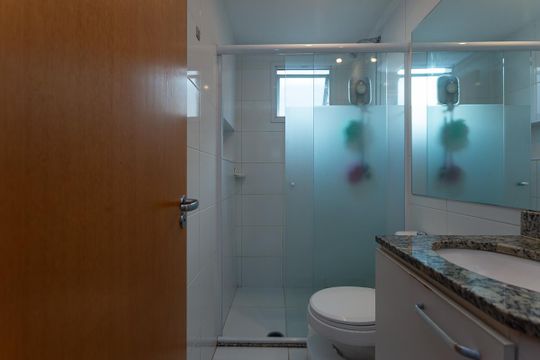 Para comprar apartamento mobiliado na Vila Ipojuca, com 2 quartos e varanda. Piscina no condomínio. — Banheiro da Suíte