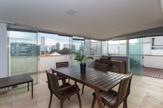 Para comprar apartamento mobiliado na Vila Ipojuca, com 2 quartos e varanda. Piscina no condomínio. — Cobertura
